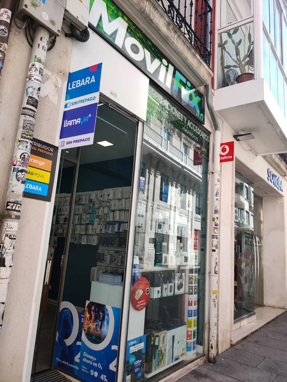 Fachada iluminada de MóvilFix 3.0 en la Calle San Juan de Burgos
