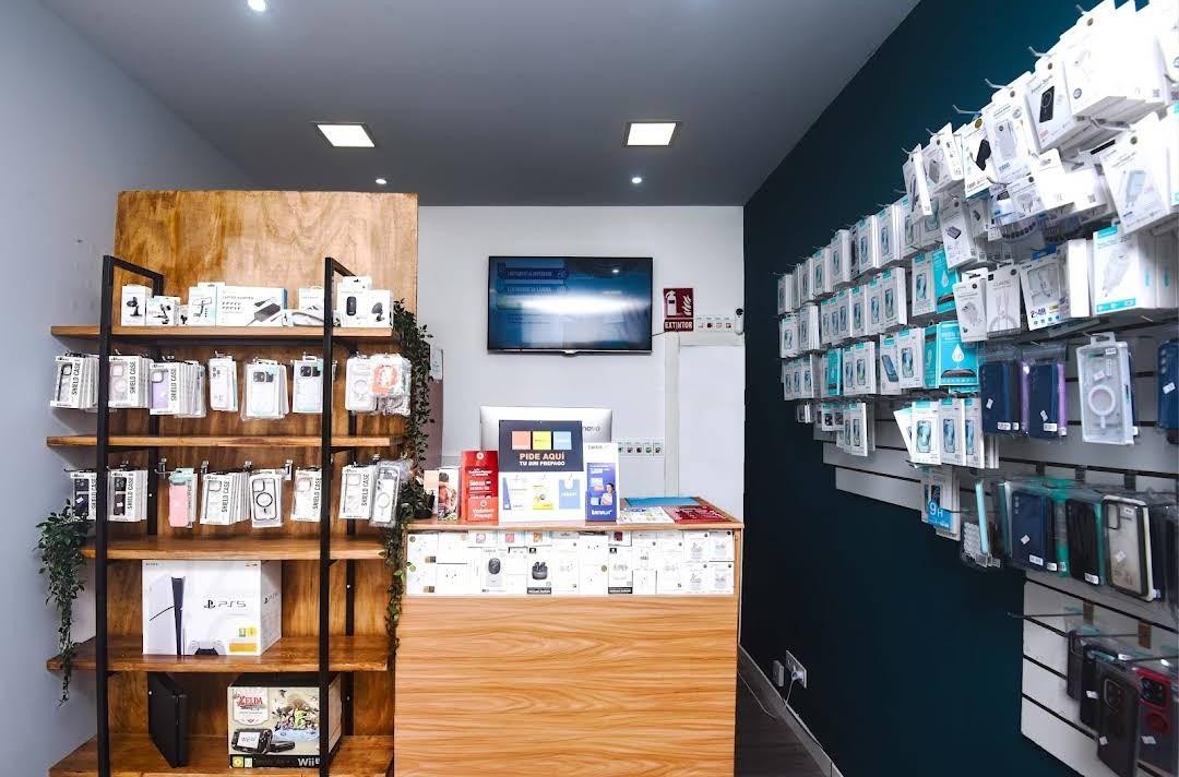 Interior de MóvilFix 3.0: vitrinas de fundas, mostrador y pared de accesorios