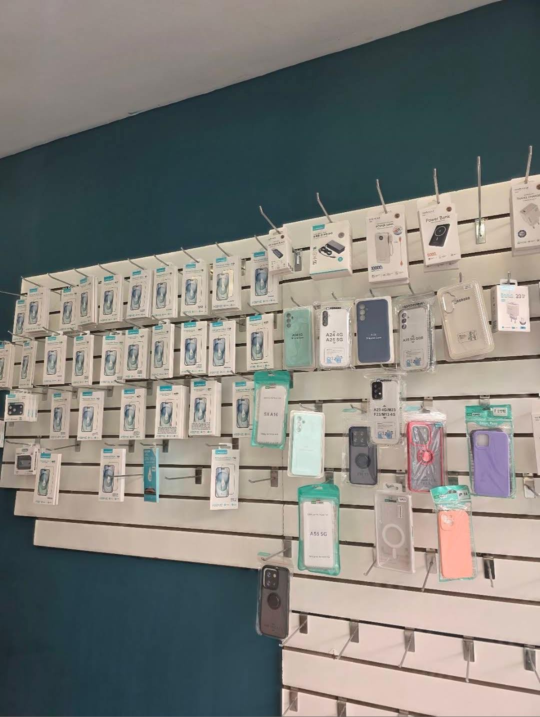 Pared de accesorios: cristales templados, fundas, cargadores y power banks