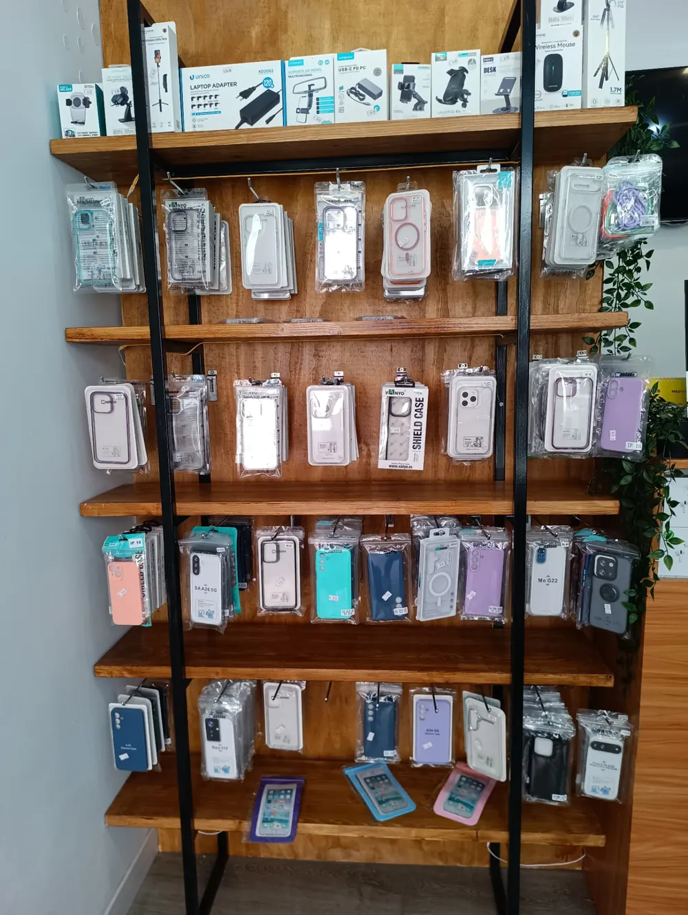 Estantería con fundas de móvil, soportes y accesorios
