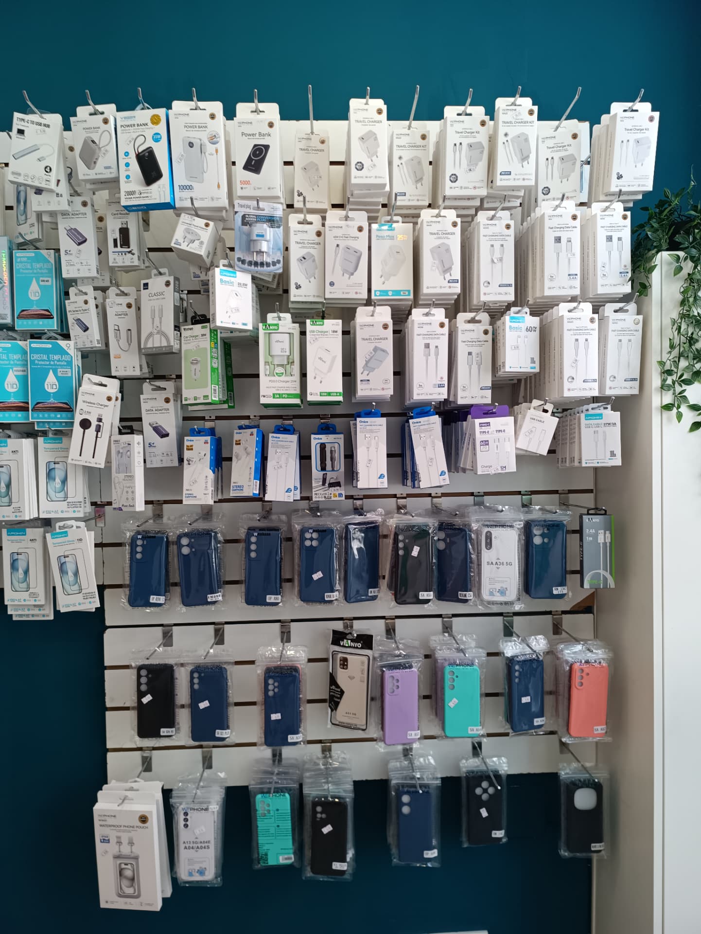 Pared de cargadores, cables, power banks y fundas en MóvilFix 3.0