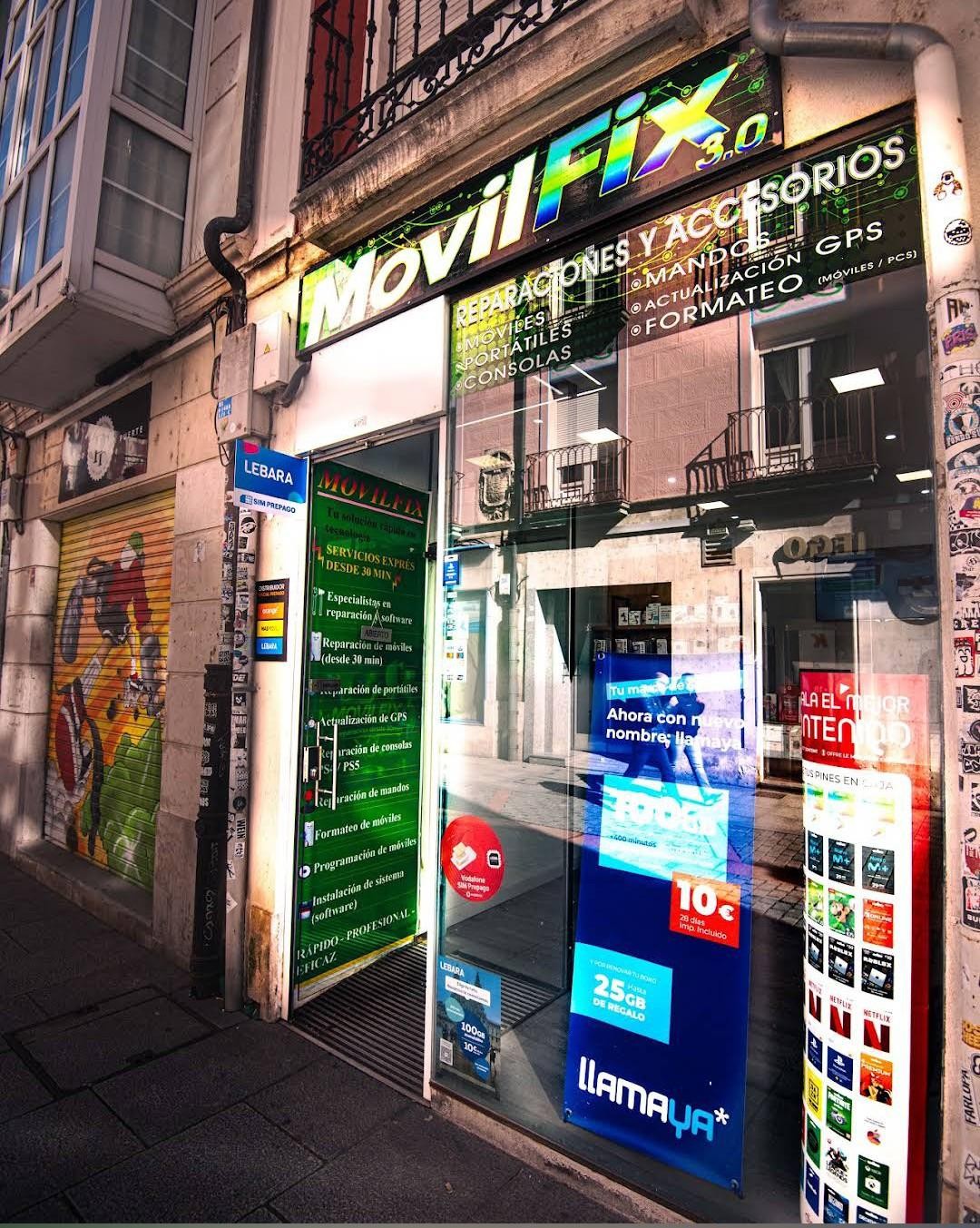 Fachada iluminada de MóvilFix 3.0 en la Calle San Juan de Burgos